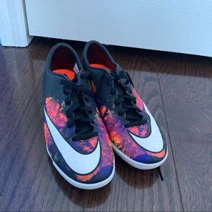 Nike WOMEN US 7 indoor soccer shoes